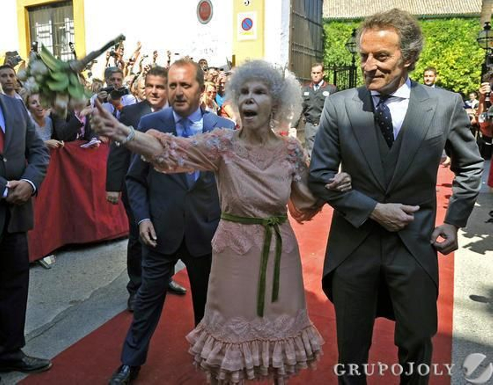La duquesa saluda a los medios y a la gente congregada a las puertas del Palacio.

Foto: Juan Carlos Vázquez