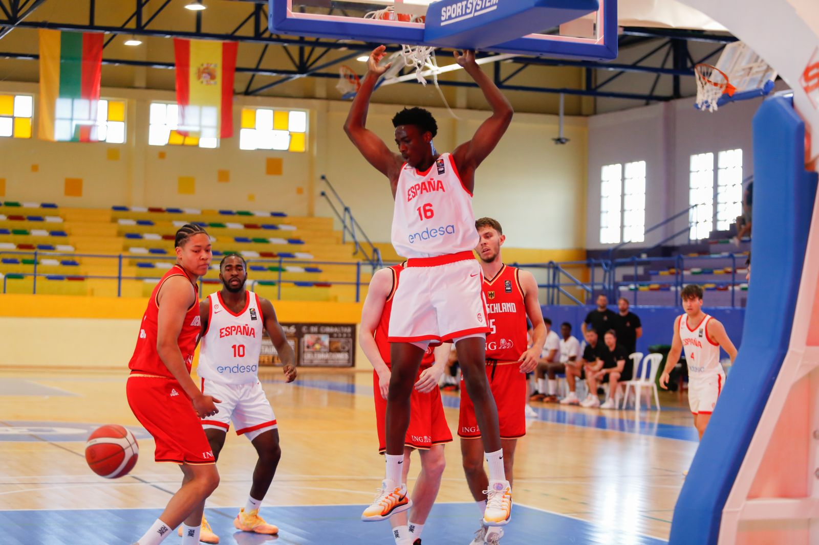 Las fotos de la primera jornada del torneo Internacional U20 de baloncesto de La Línea