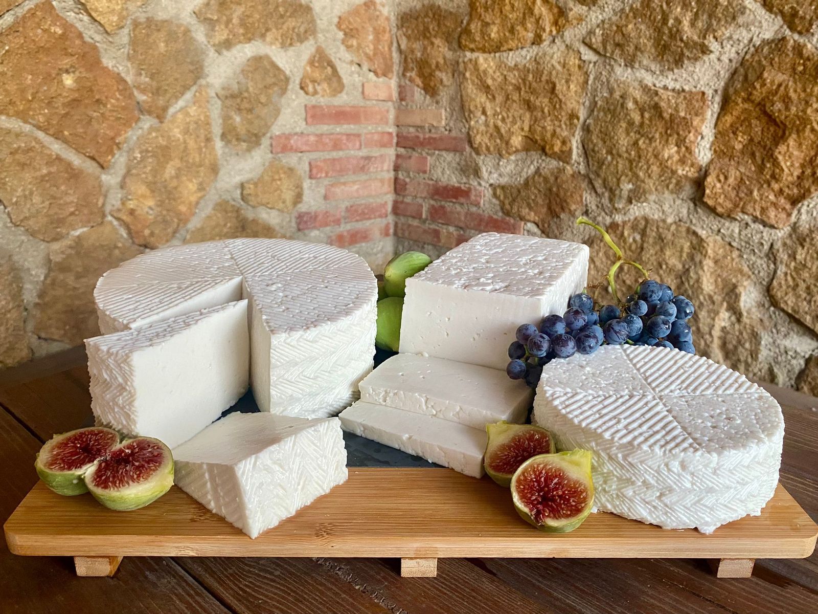 Quesos de la producción de Cintia García, en Almería.