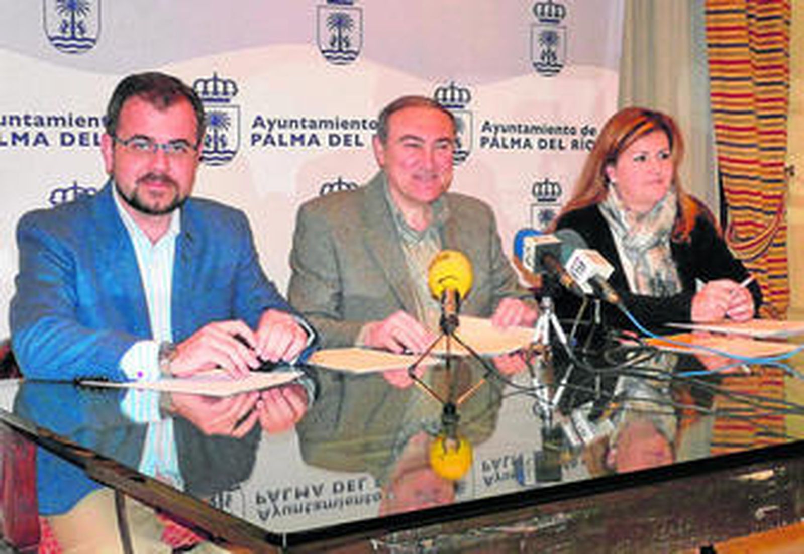 Teodoro Revilla, José Antonio Ruiz Almenara y Natividad García en la firma del convenio.
