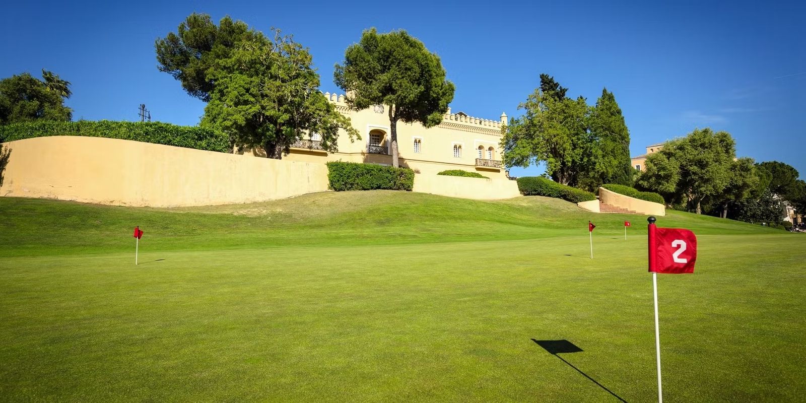 Vista de uno de los hoyos de prácticas del campo de golf de Montecastillo.