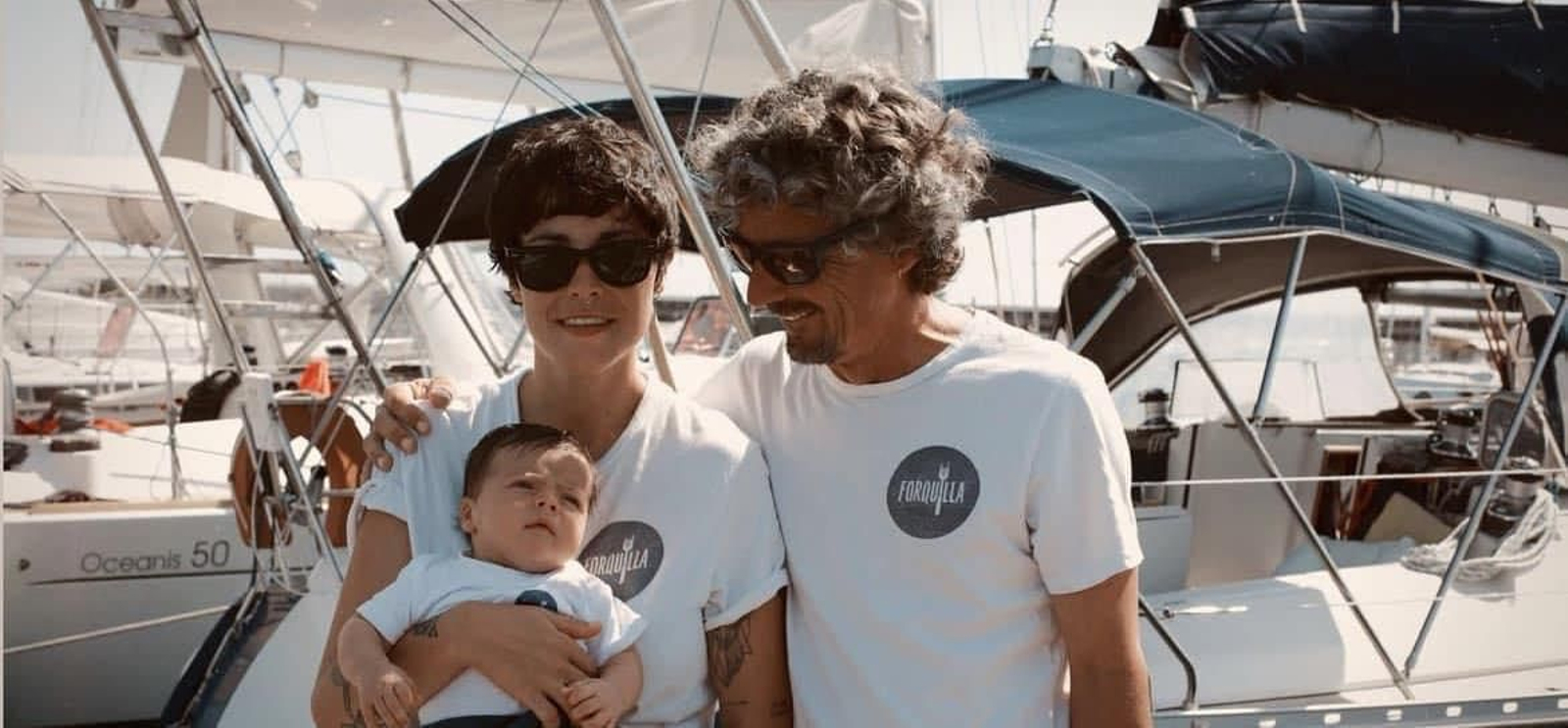 Carmen, Uri y su pequeño Leo en el Velero Forquilla.