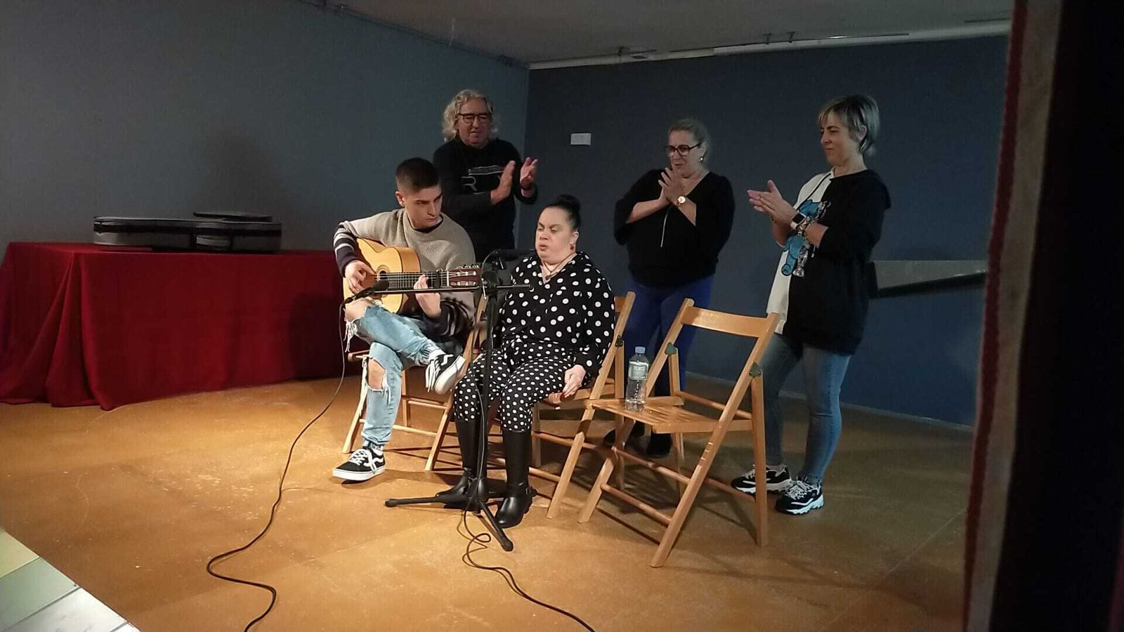 Rocío La Jerezana, acompañada por la guitarra de José Quevedo.