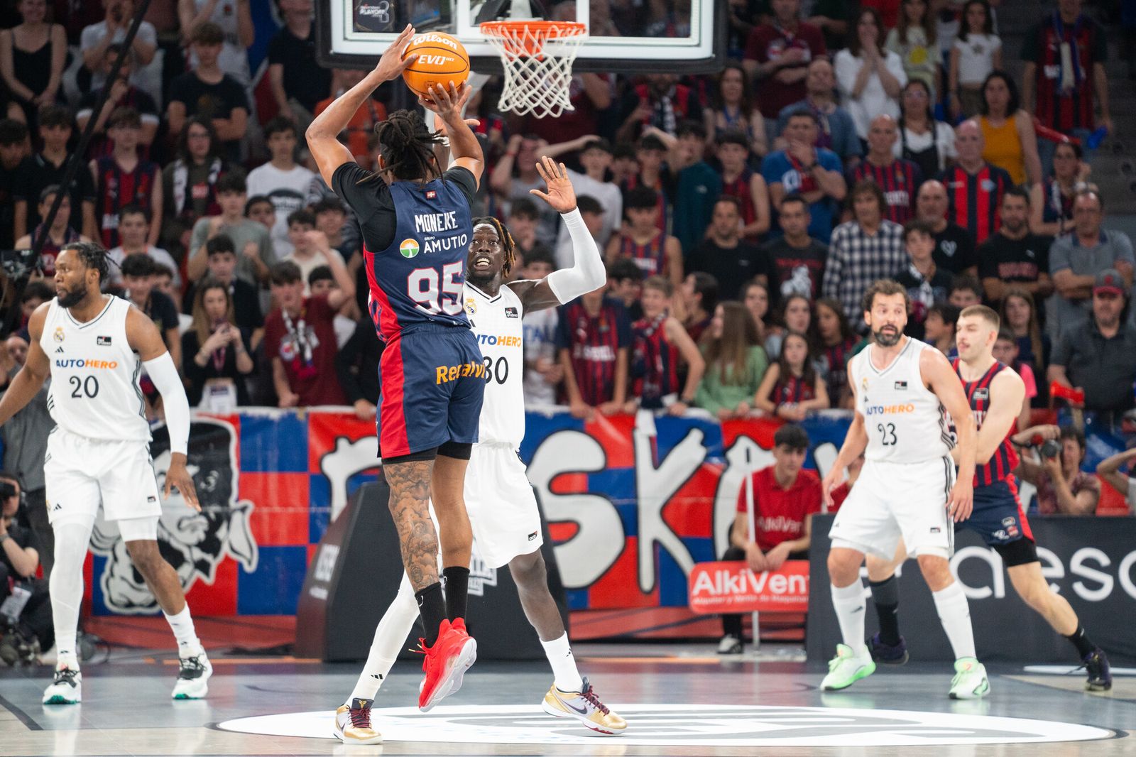 El Madrid tumba al Baskonia y espera a Unicaja o Barcelona en semifinales