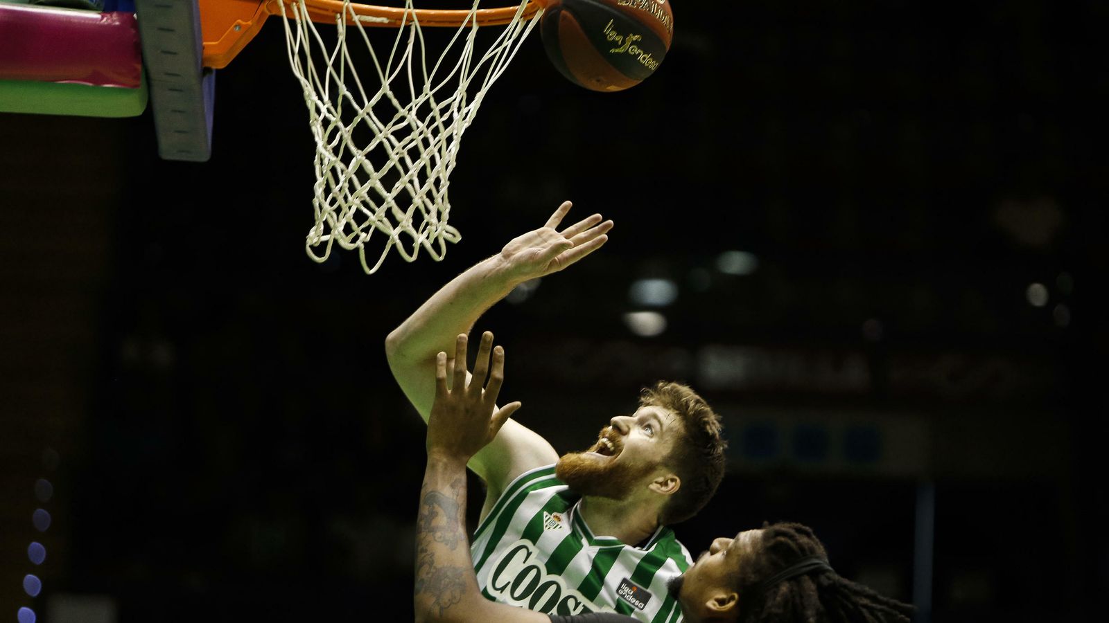 Whittington trata de rebotear ante Justiz, del Zaragoza.