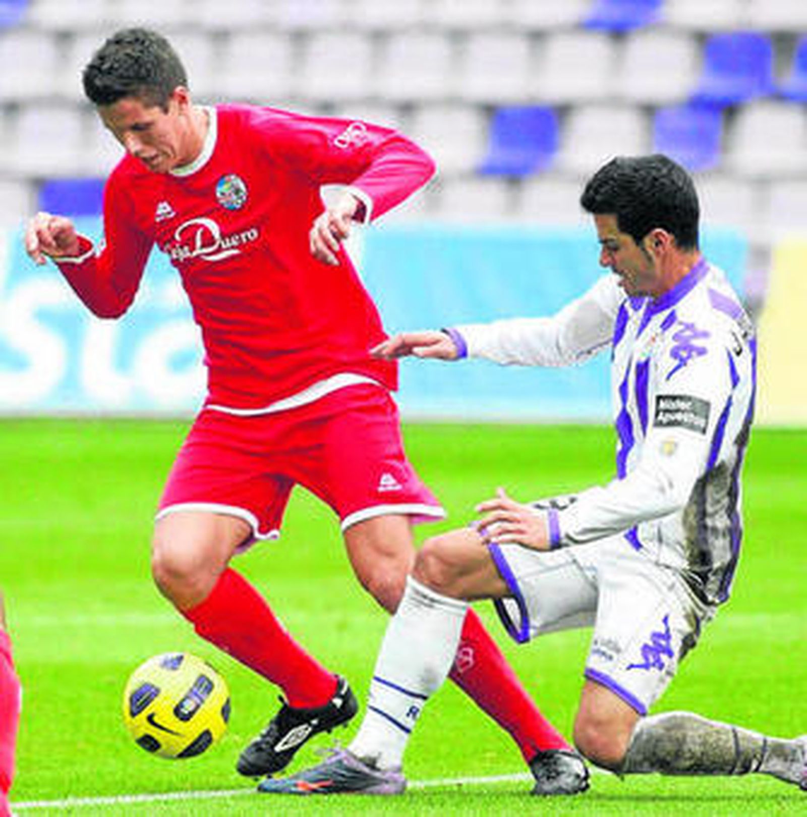 Héctor Yuste se marcha de un rival durante un partido.