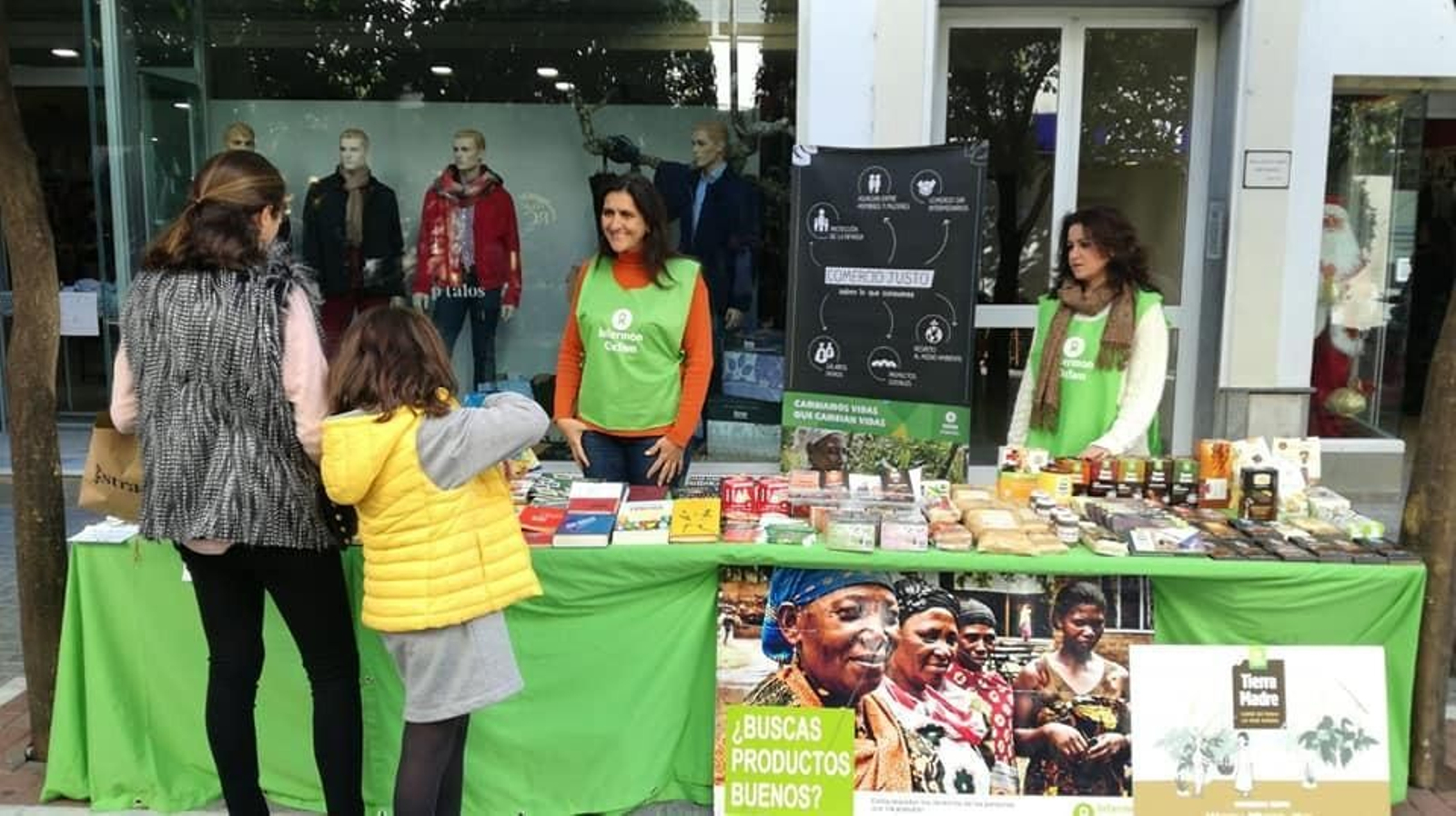 Puesto de Intermón Oxfam en una acción solidaria