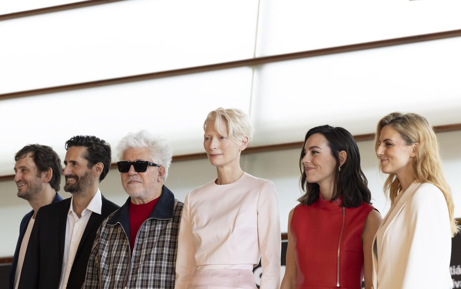 Pedro Almodóvar, con Tilda Swinton y los actores españoles de 'La habitación de al lado'.