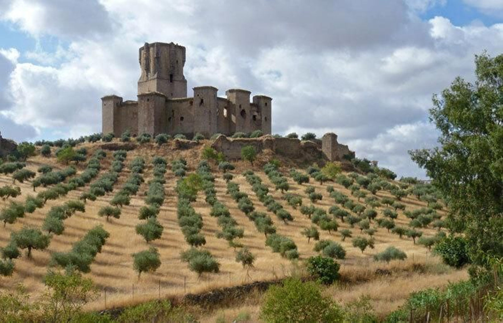 El Castillo tiene un palacete renacentista adosado a la esquina sureste El Castillo tiene un palacete renacentista adosado a la esquina sureste