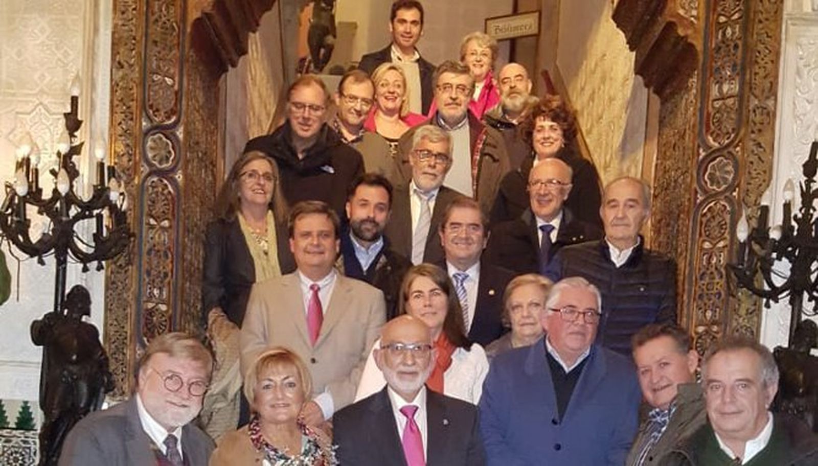 El homenajeado, rodeado de un grupo de compañeros, durante la comida celebrada en el Hotel Atlántico.