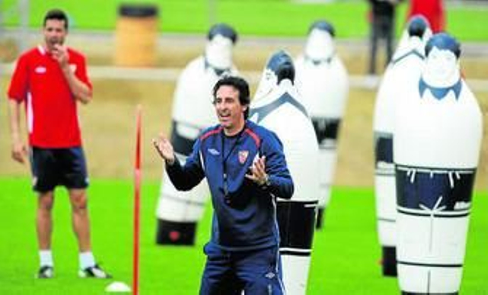 Emery realiza indicaciones ante Manu del Moral durante un entrenamiento.