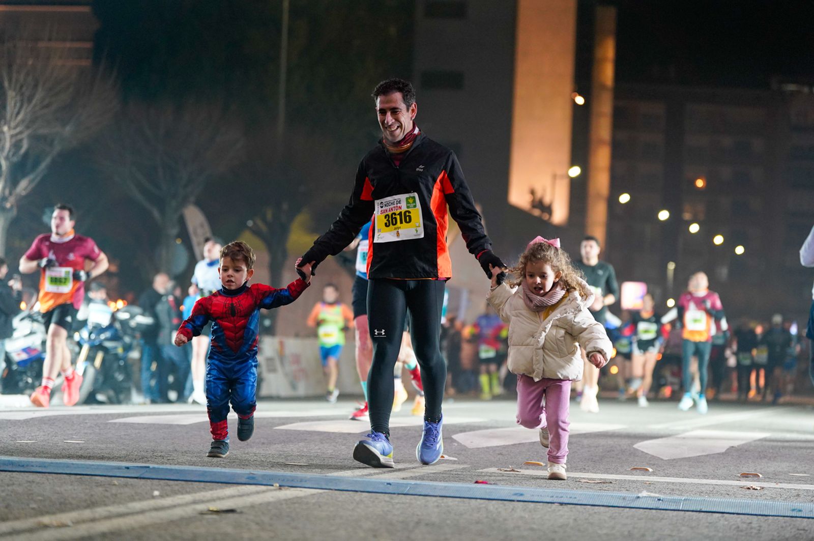 En imágenes: búscate en tu llegada a meta de la Carrera de San Antón 2026 (9)