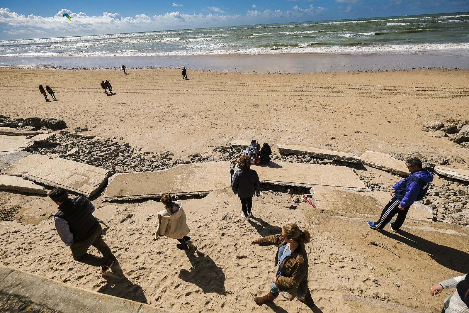 Los gaditanos aprovechan la pequeña tregua de la tormenta tropical 'Emma'