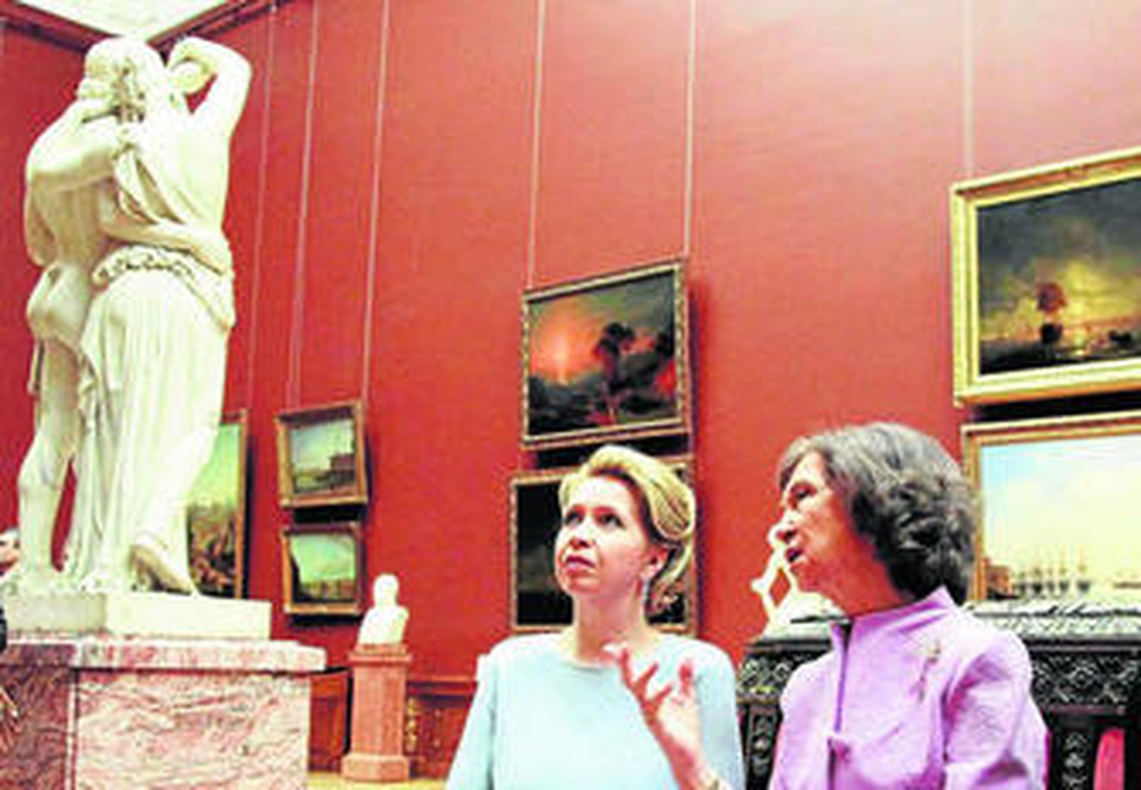 La Reina de España explica a la primera dama rusa algunos hitos de la colección del Prado.