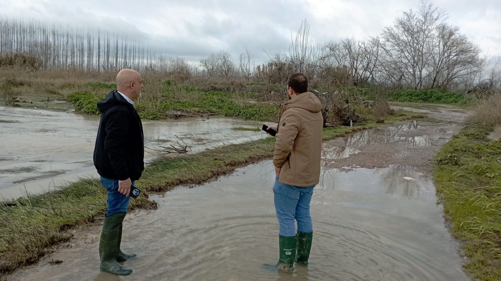 El alcalde, José Manuel Molino, junto al personal municipal, ha analizado la situación de caminos, cauces y distintas zonas afectadas