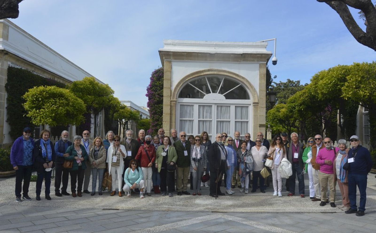 El grupo de antiguos alumnos de la Facultad de Medicina, pertenecientes a la promoción 1965-71,  durante la celebración de sus bodas de oro en la bodega Osborne.