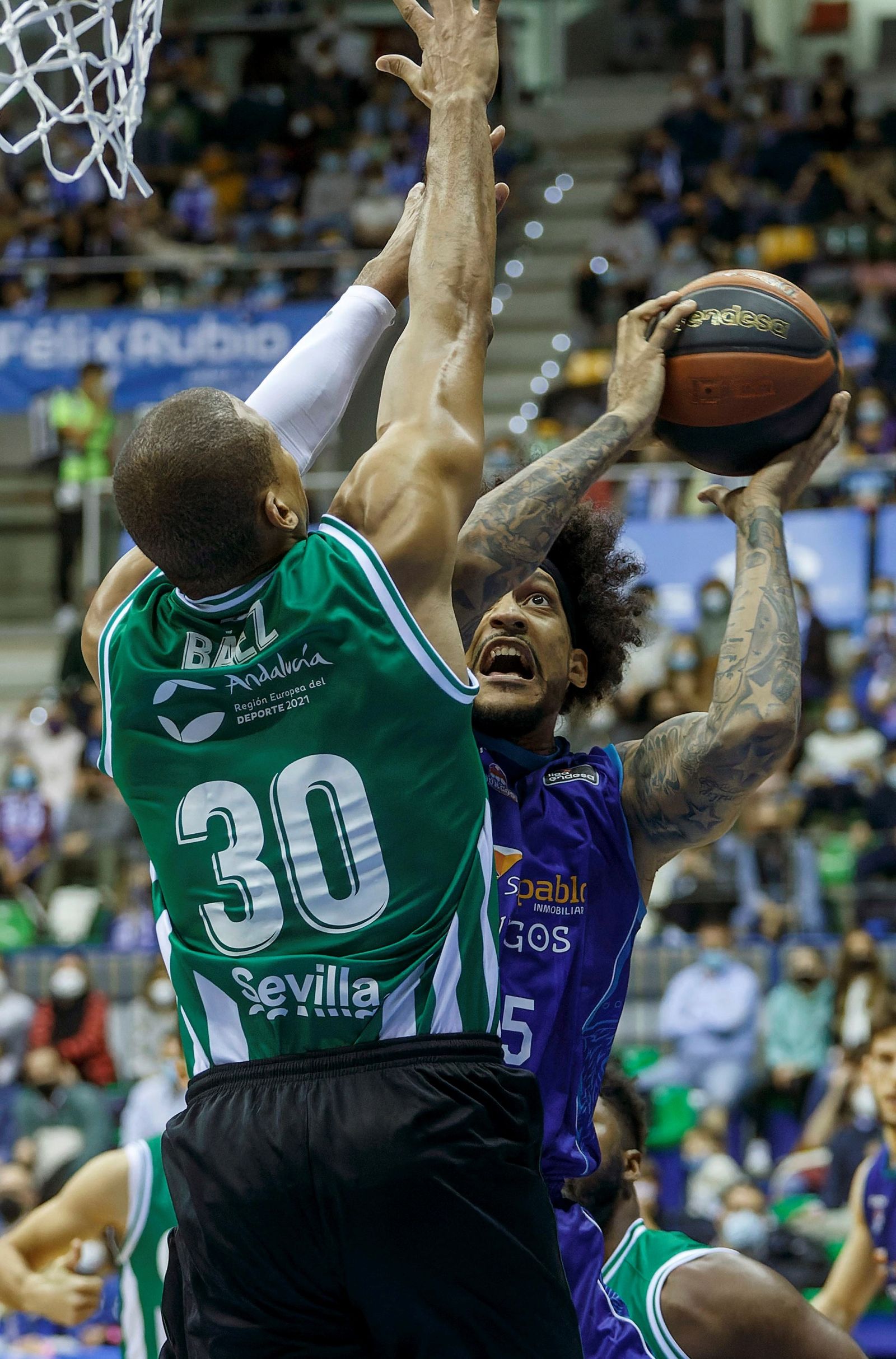 Eulis Báez, inspirado en los minutos finales, defiende a Gamble.