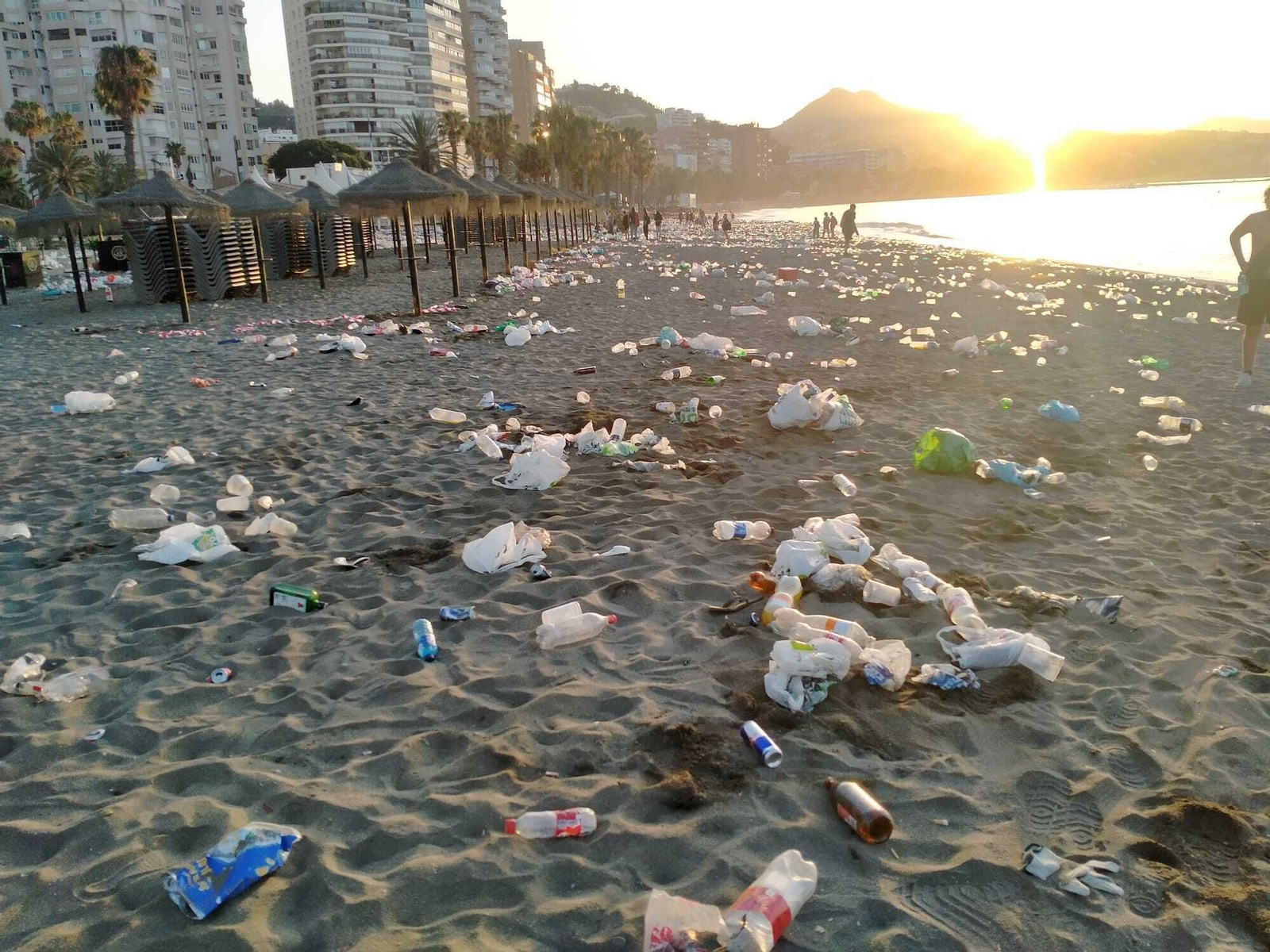 Las fotos de la basura en Playa de la Malagueta tras la Noche de San Juan
