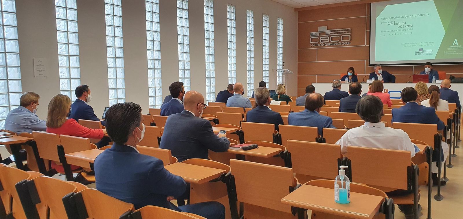 Reunión celebrada en la sede de la patronal CECO.