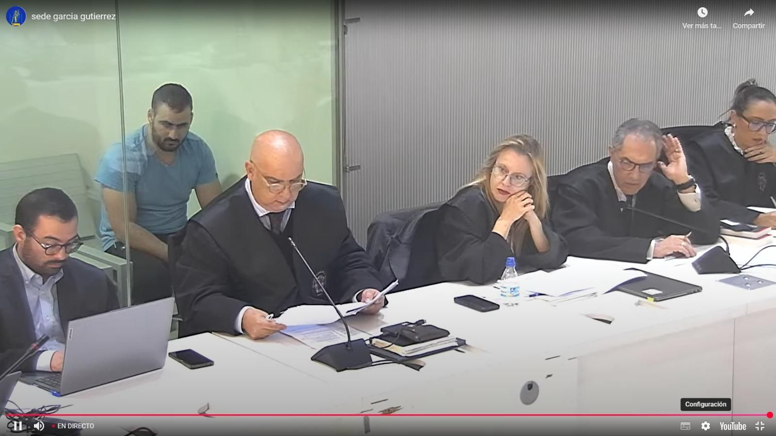 Yasinee Kanjaa asiste al juicio en la celda, con pared de cristal, habilitada en la sala de vistas. En primer término, los abogados de las acusaciones populares.