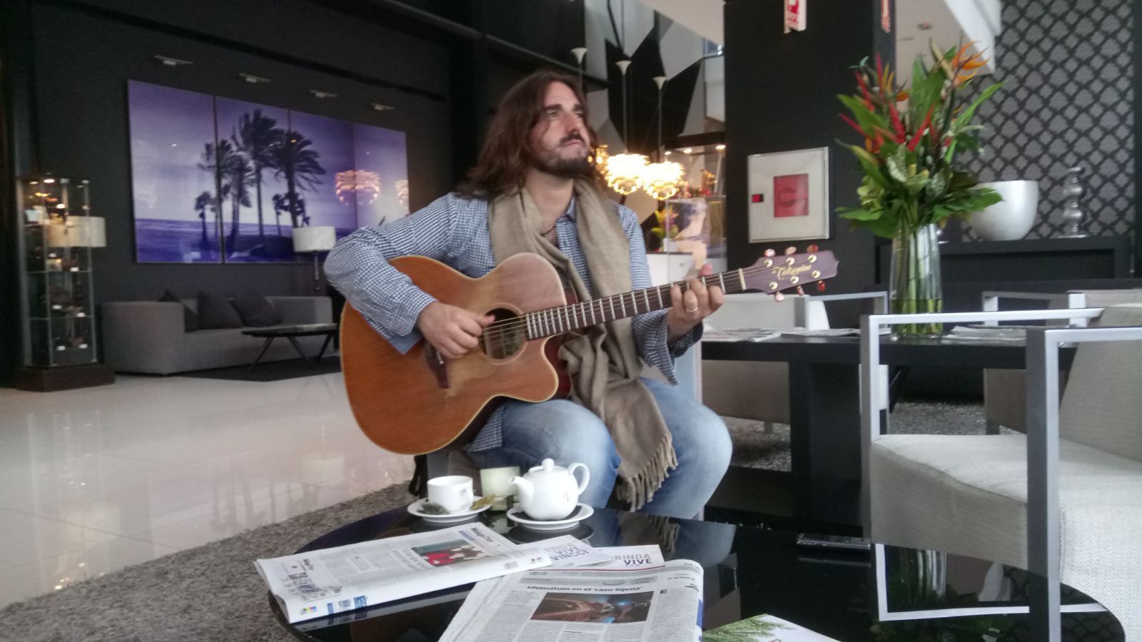 El cantautor gallego, ayer, durante la entrevista.