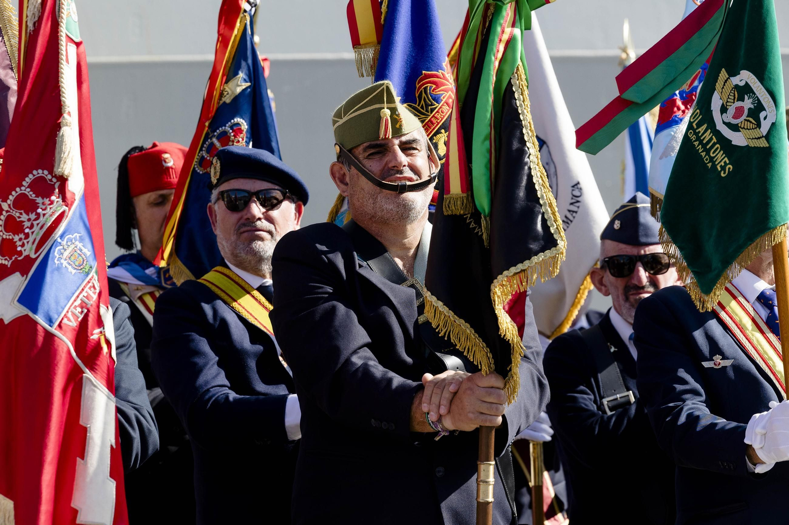 Las imágenes del día del veterano de las Fuerzas Armadas y Guardia Civil en Cádiz.