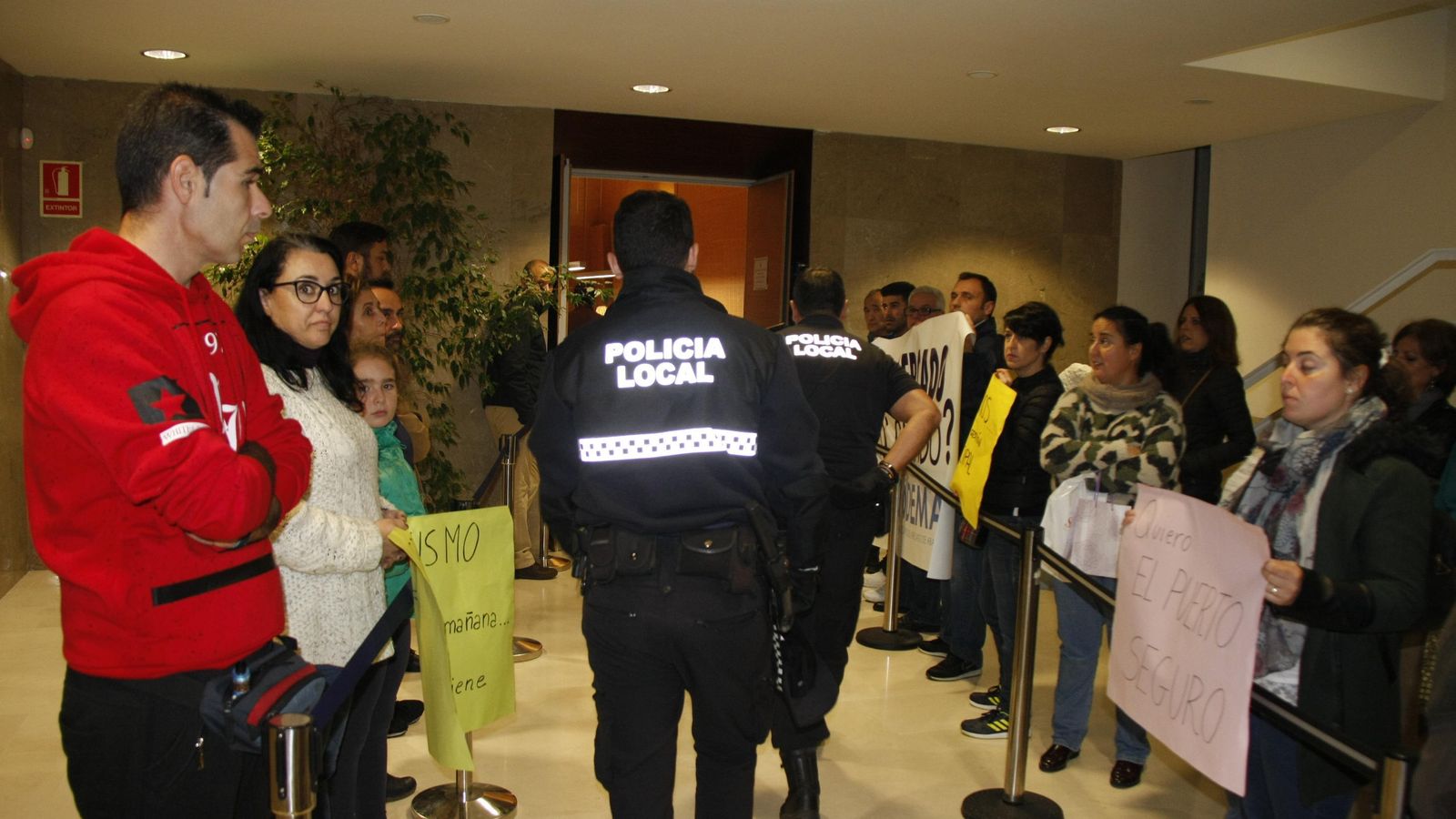 La Policía Local y después la Nacional estuvieron presentes en el pleno.