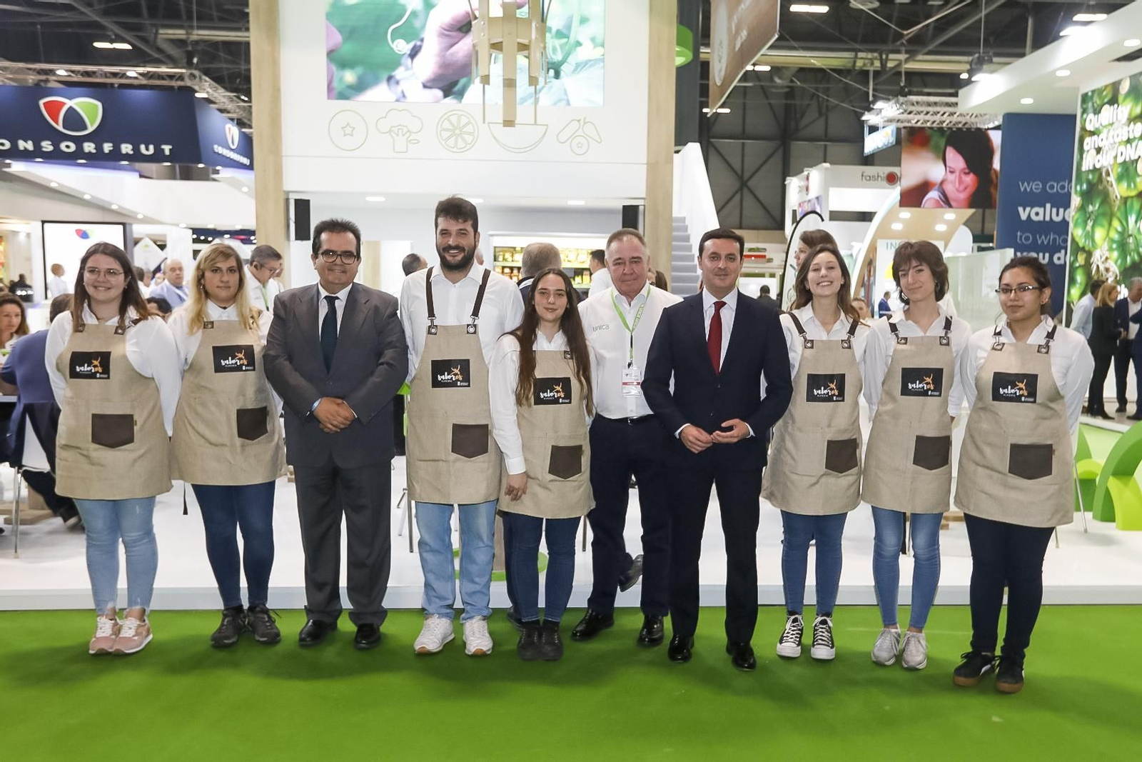 Los camareros en muchos de los estands almerienses ya la marca gourmet de ‘Sabores Almería’.
