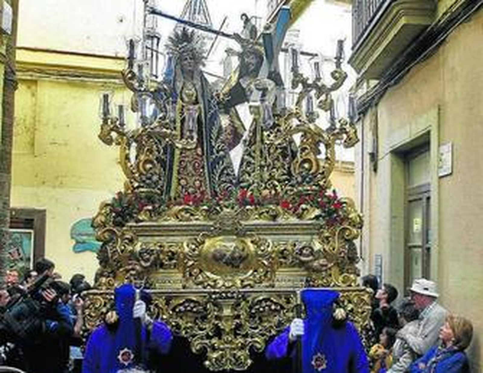 El paso de Afligidos procesiona en la Semana Santa de 2010.