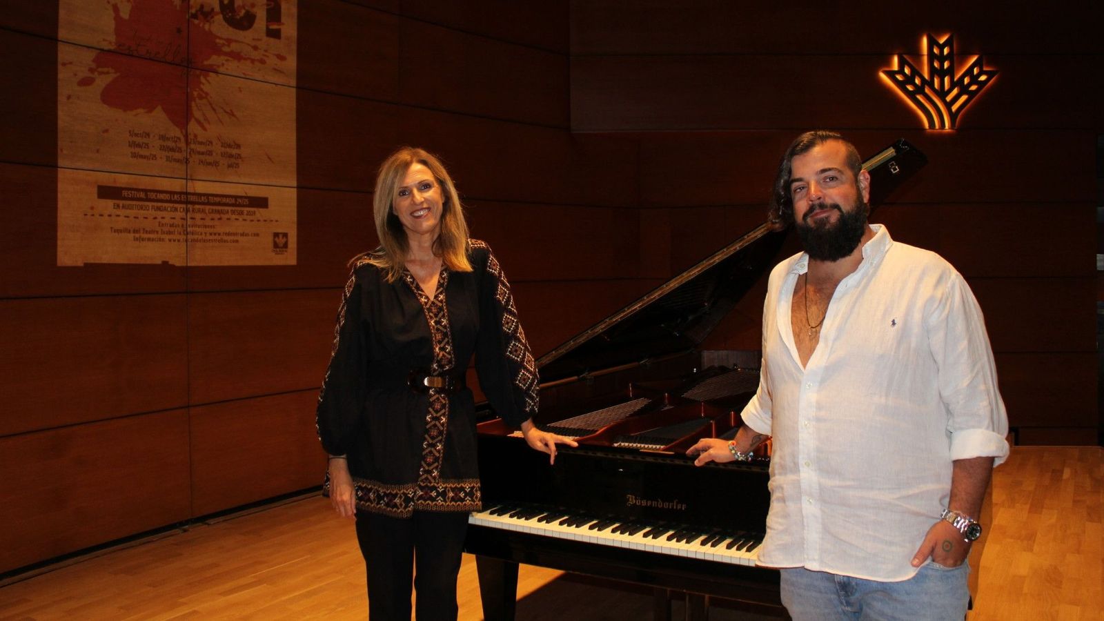 Poli Servián y Ambrosio Valero en el Auditorio junto al piano recientemente restaurado
