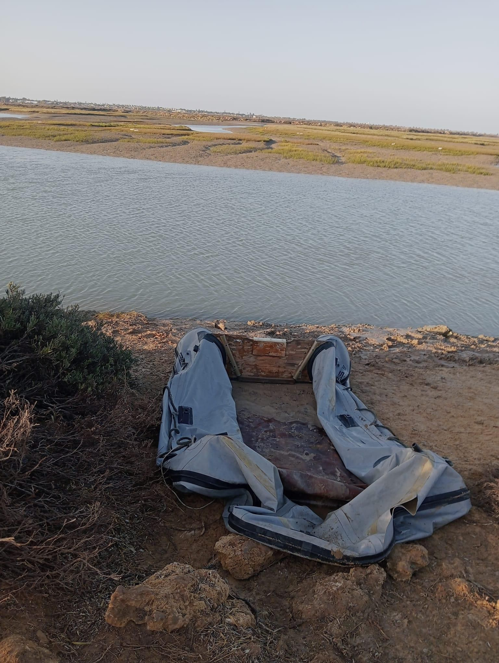 La lancha detectada en las marismas, una vez inutilizada.