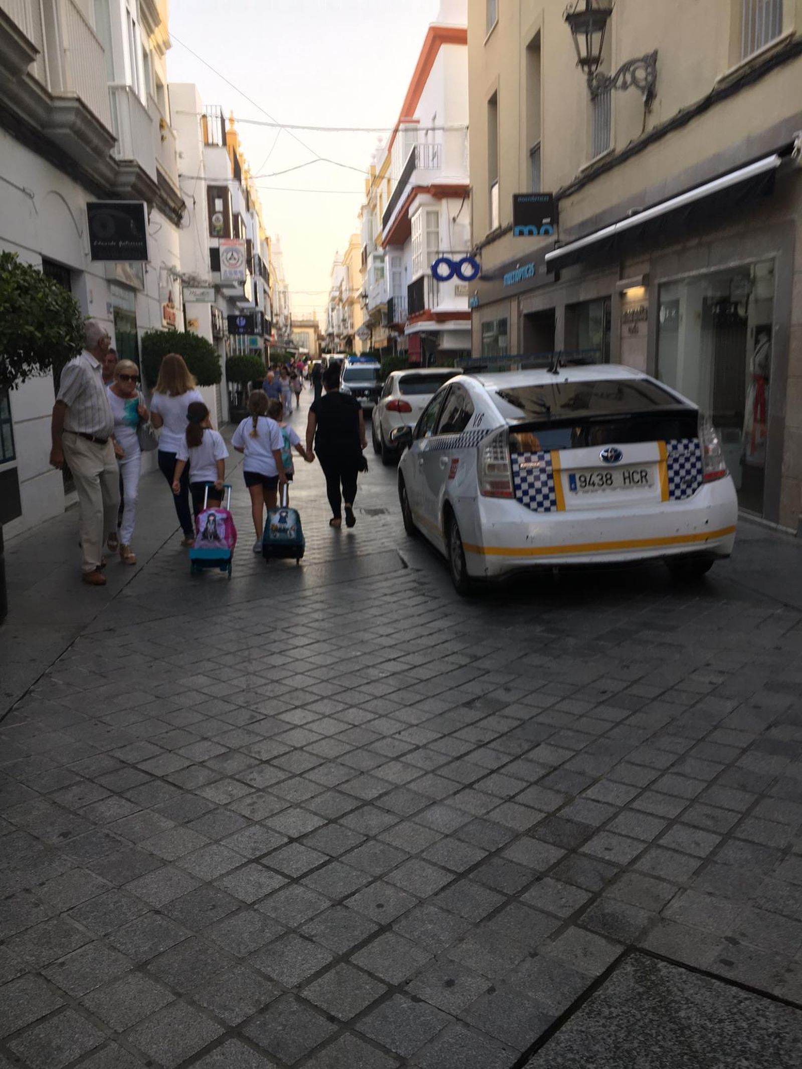 Coches de la Policía Local, Policía Nacional y Guardia Civil se apostaron ayer en la calle Rosario a primeras horas de la mañana.