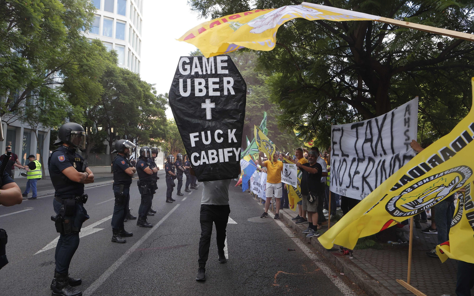 Imágenes de la manifestación de taxistas frente a la Consejería de Fomento