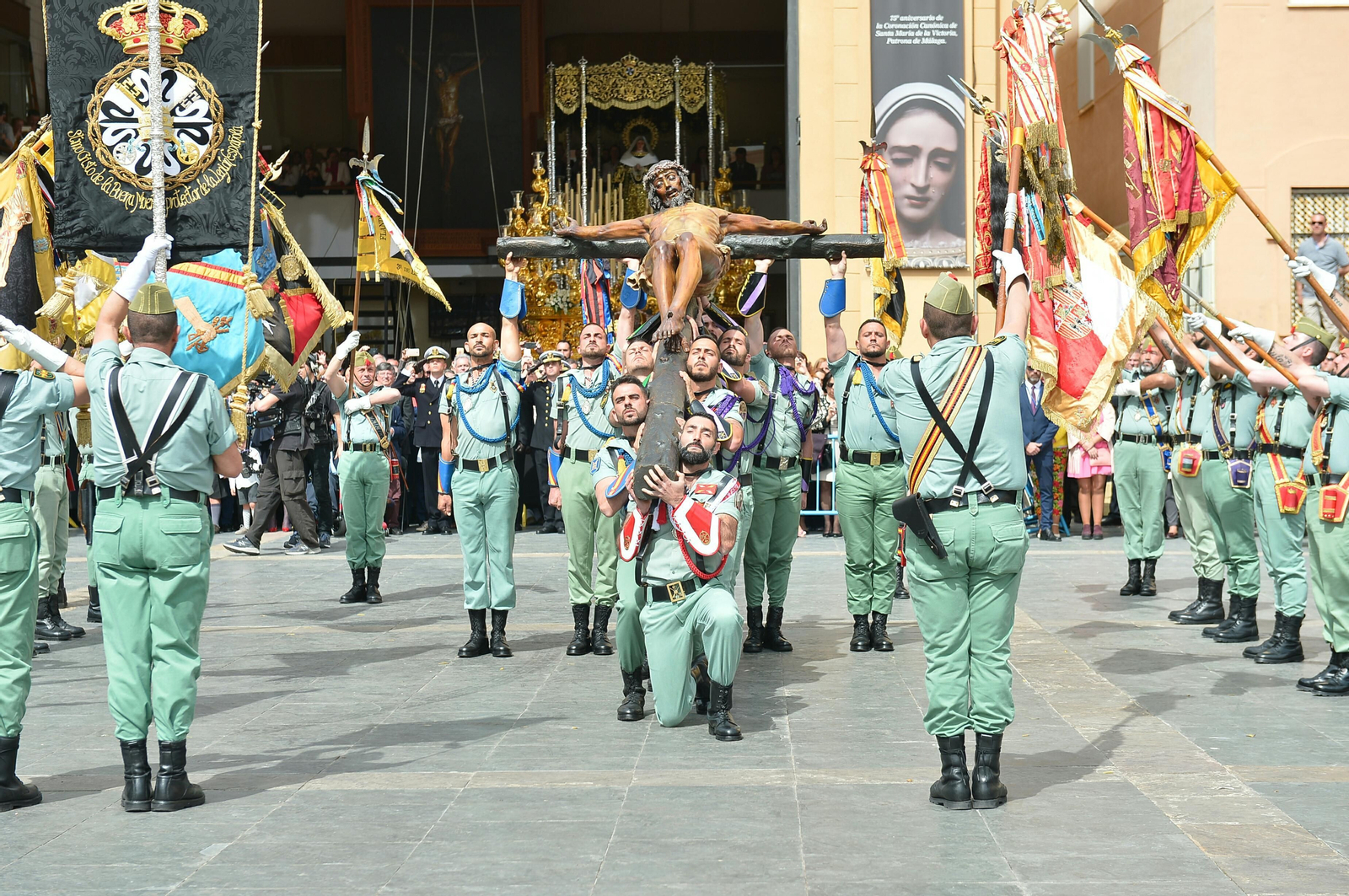 El desembarco de la Legión y el traslado del Cristo de Mena