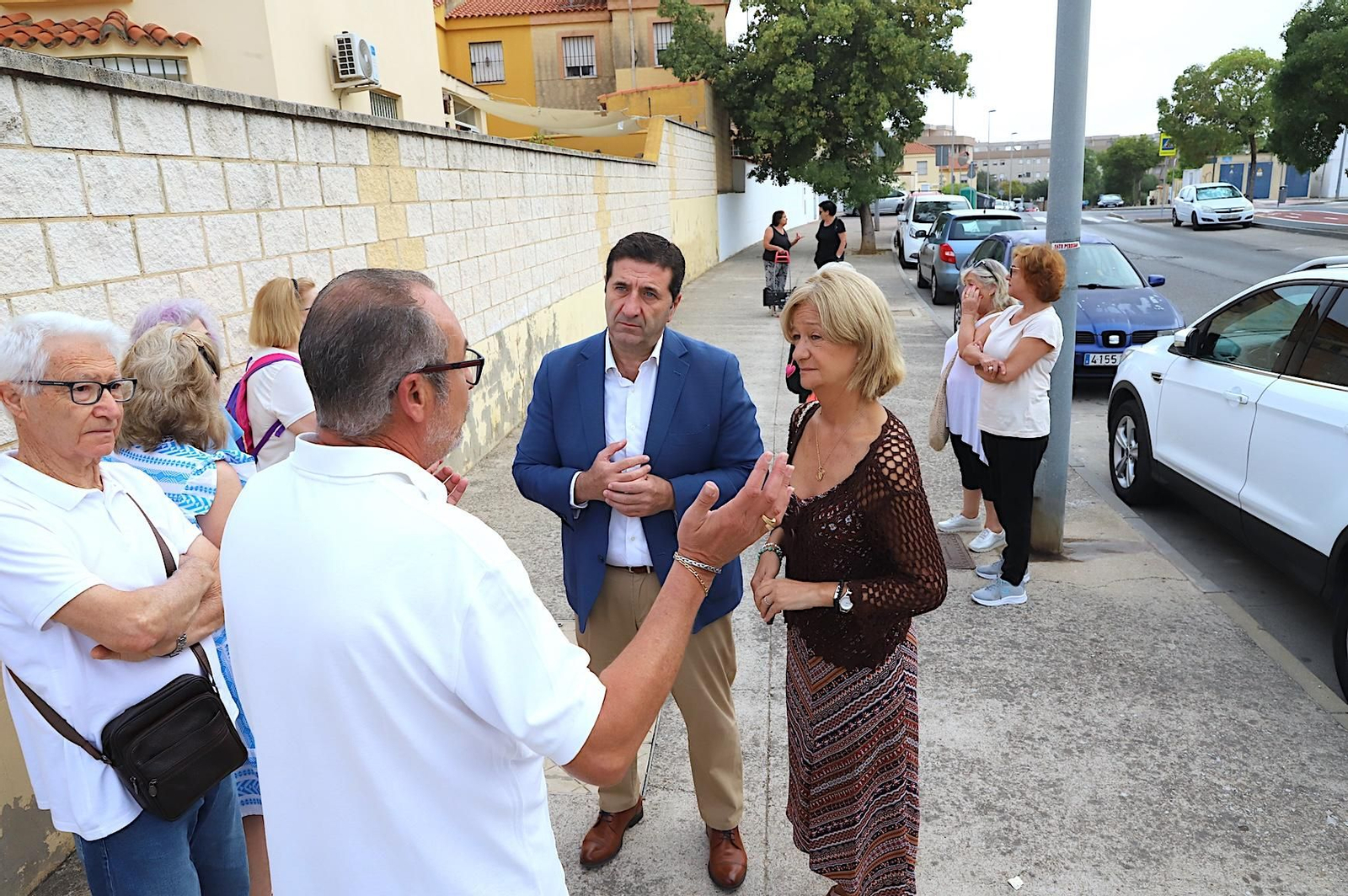 Ignacio Martínez y Carmen Pina junto a los vecinos de Villas del Este.