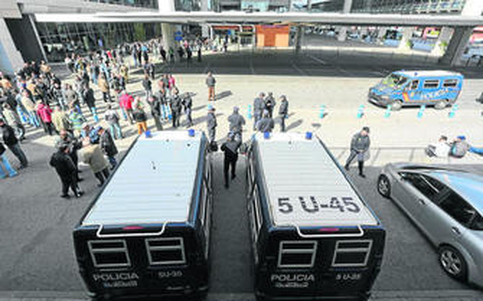 Amplio despliegue policial en el aeropuerto, ayer, en el cuarto día de huelga del taxi.