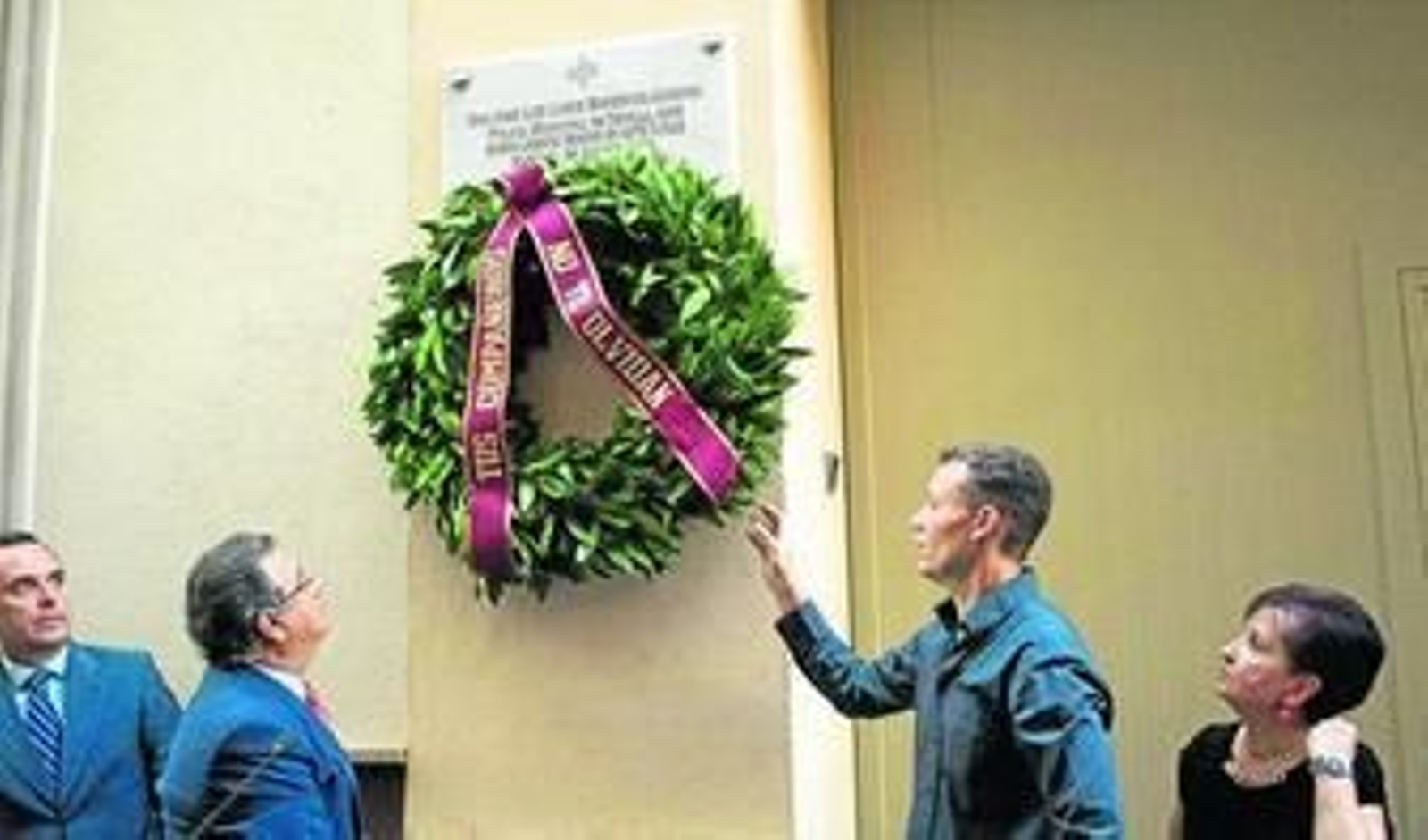 Juan Bueno y Juan Ignacio Zoido observan la corona de flores junto a José Luis Luque hijo y su madre, Joaquina.