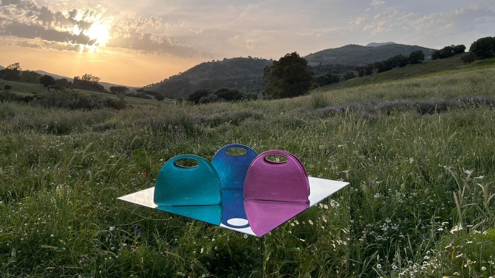 Bolsos de la marca Loha Spain con la sierra gaditana de fondo