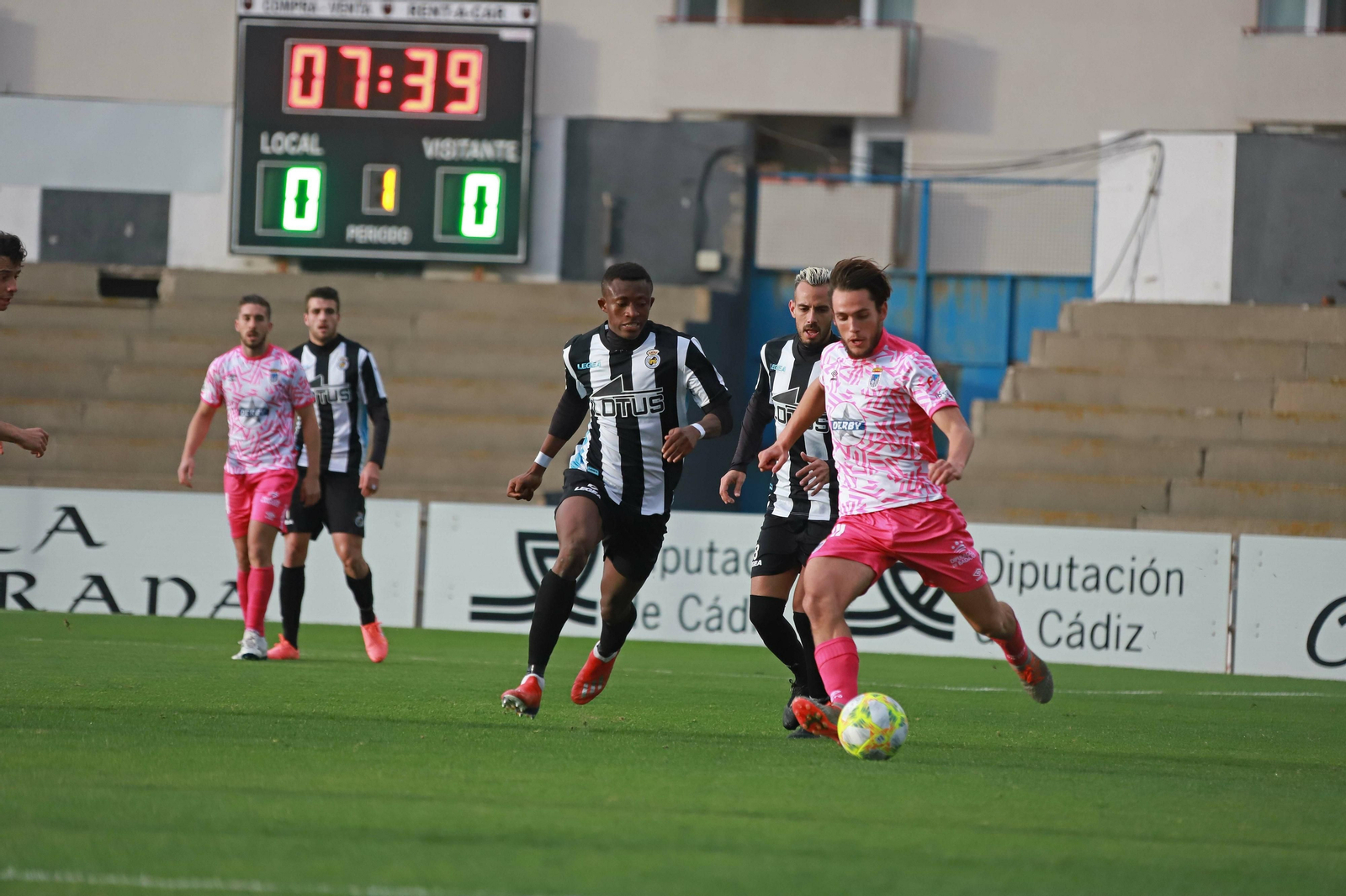 Namdaogo persigue a un adversario durante el Balona-Badajoz