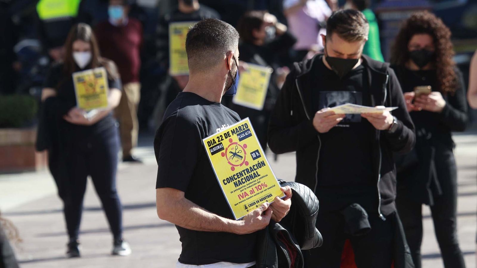 Las fotos de la protesta del sector de las peluquerías en Algeciras para exigir una bajada del IVA