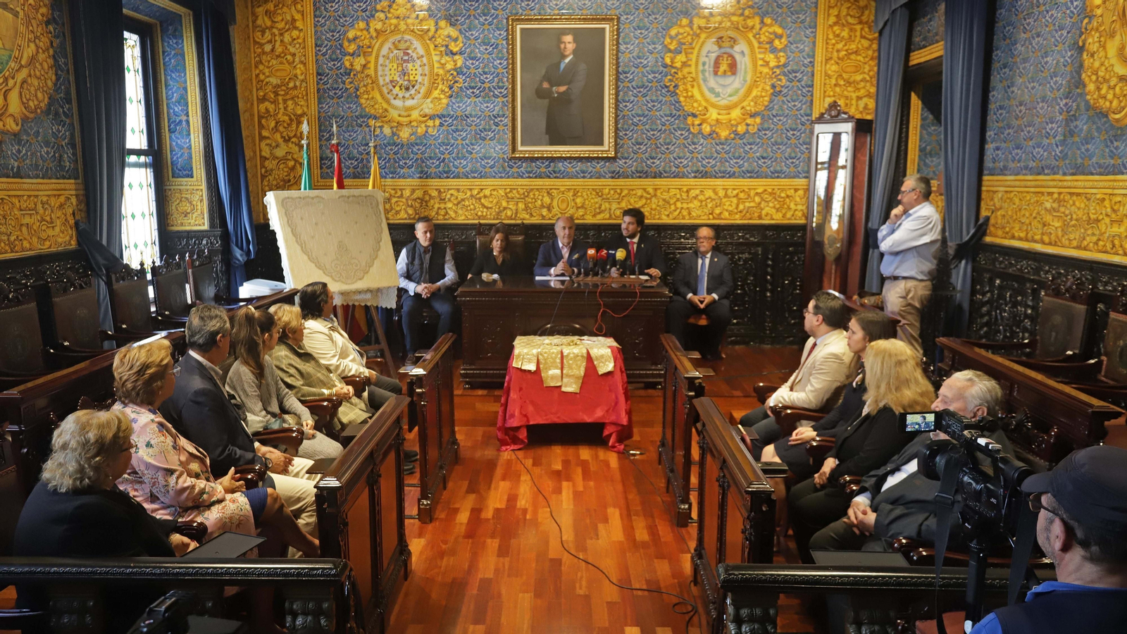 Fotos del traje donado por Miguelín a la Virgen de La Palma