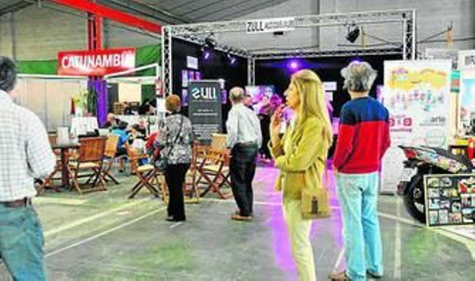 Público en las antiguas naves de Ciatesa.