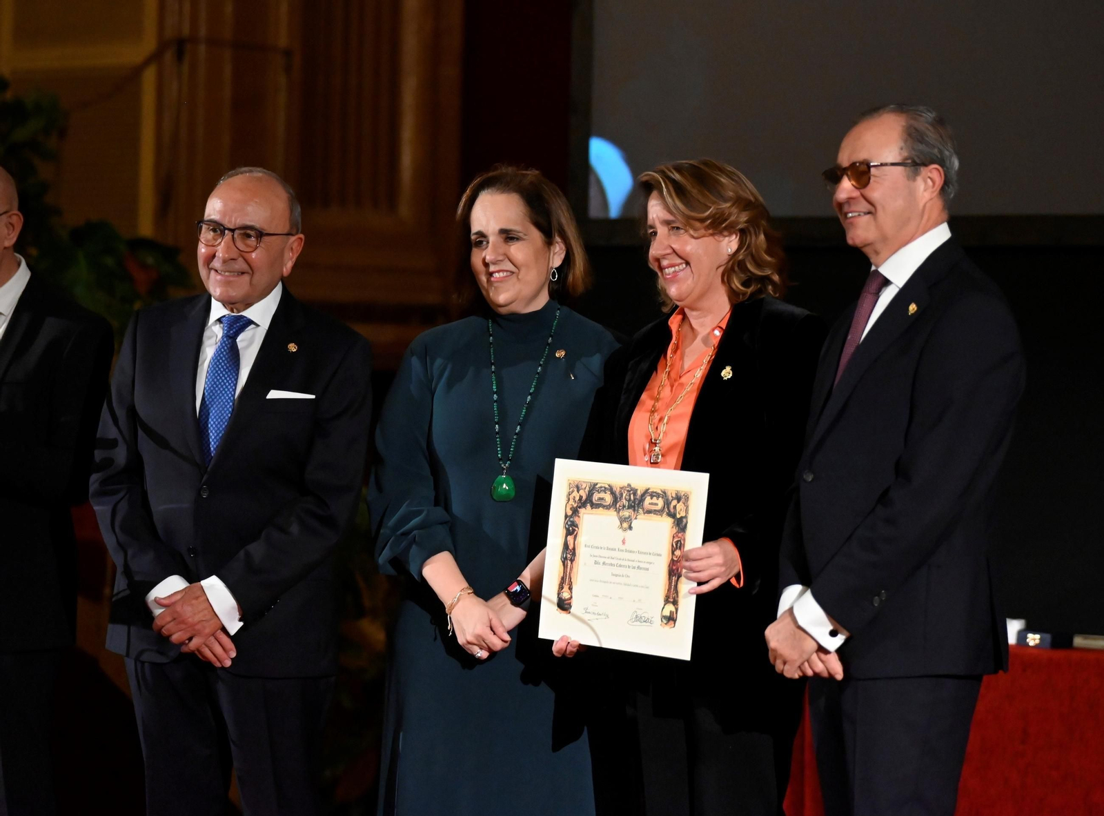 Ls imágenes de la entrega de insignias y la Medalla de Oro del Real Círculo de la Amistad de Córdoba