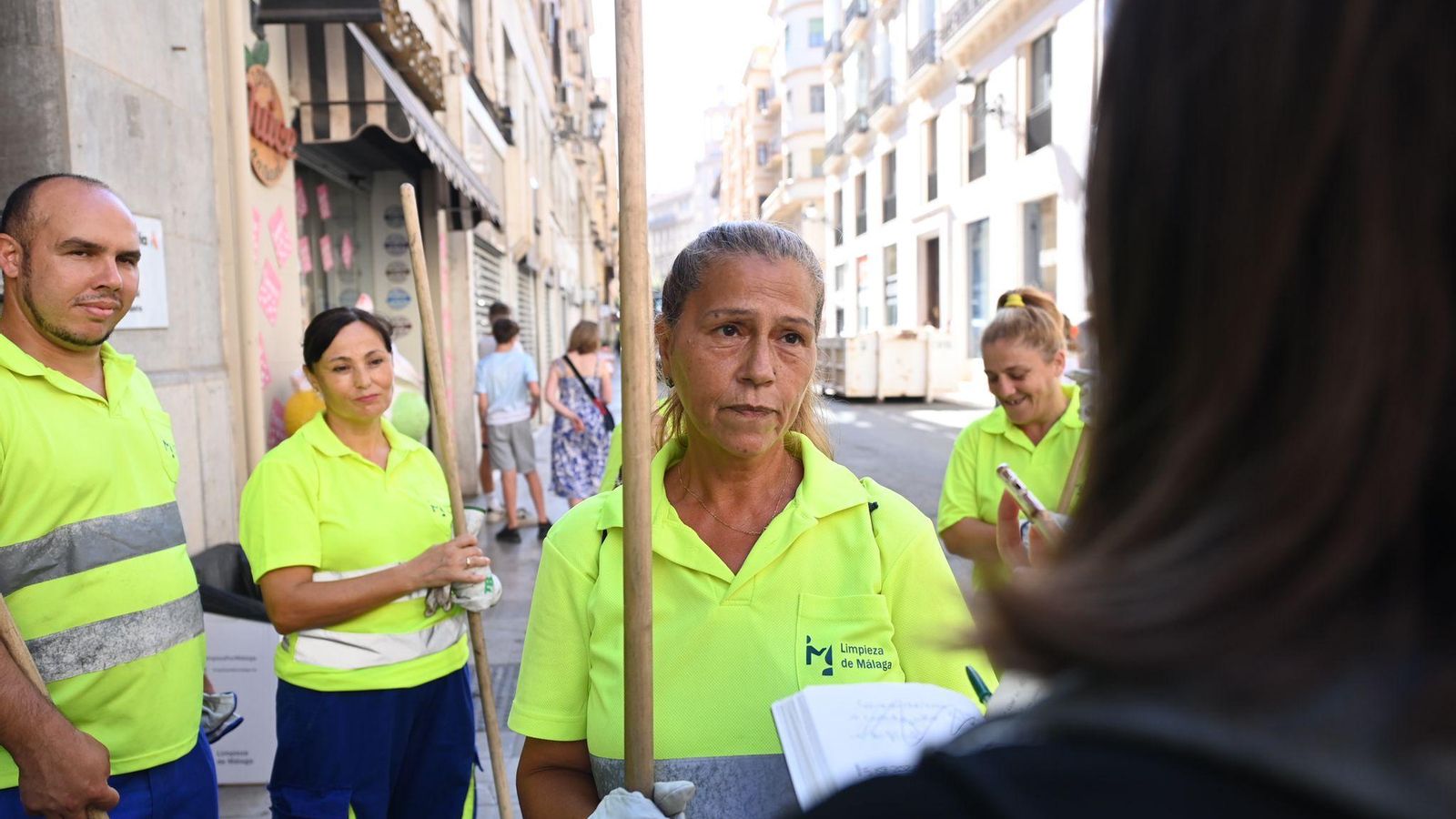 Su jornada laboral se prolonga durante siete horas, hasta bien entrada la medianoche.