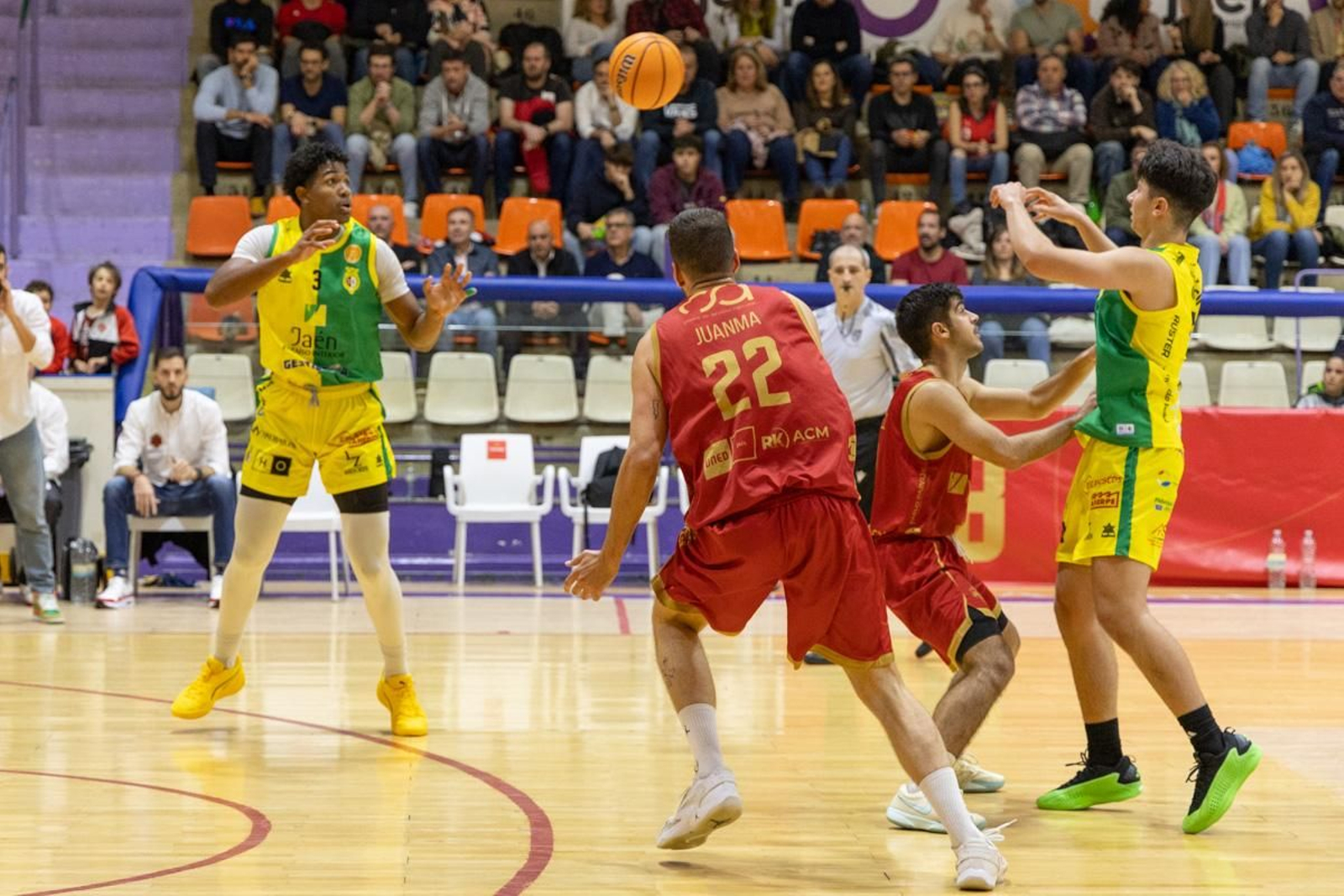 La Salobreja vibra con el derbi de la capital entre Jaén CB y Jaén FS, en imágenes