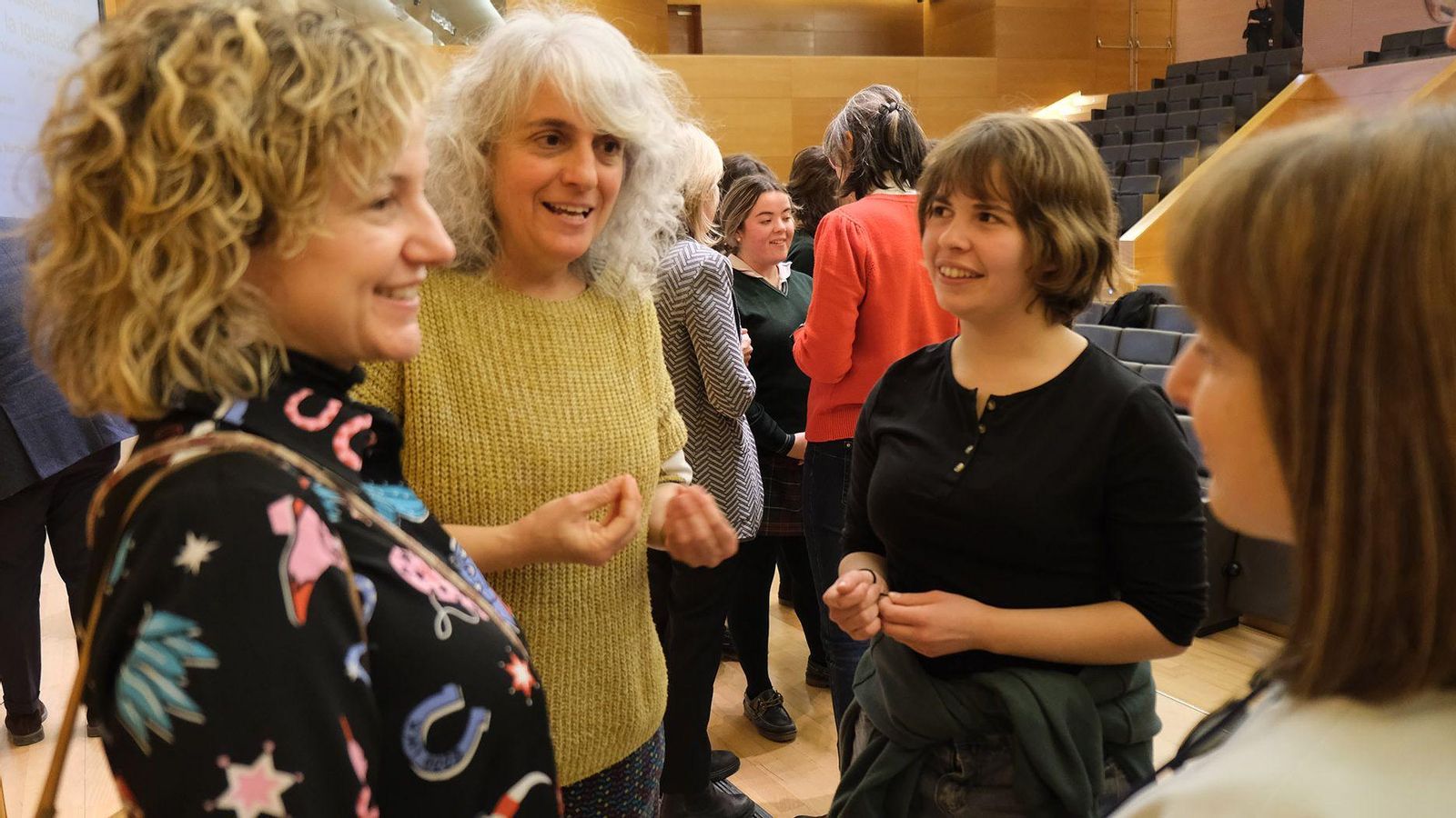 La astrónoma Ana Guijarro hablando con los asistentes