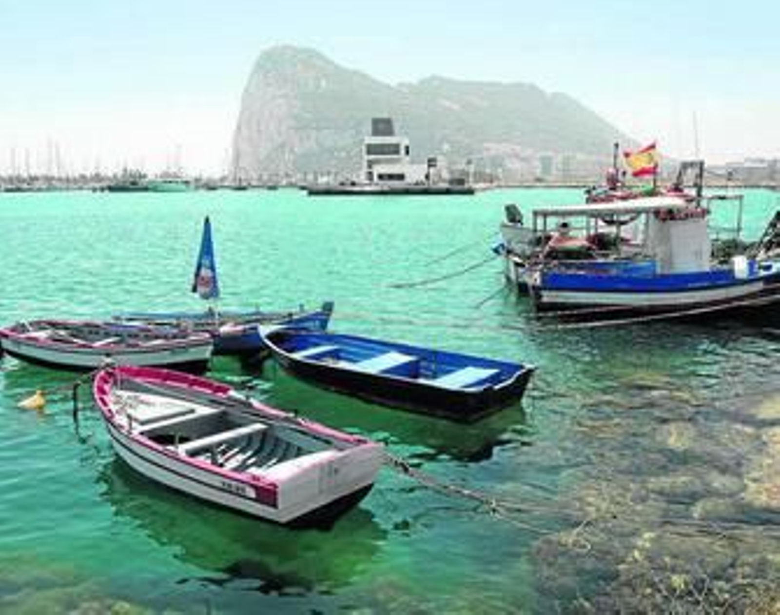 Imagen de pesqueros atracados ayer en Puerto Chico, entre ellos el 'Divina Providencia'.