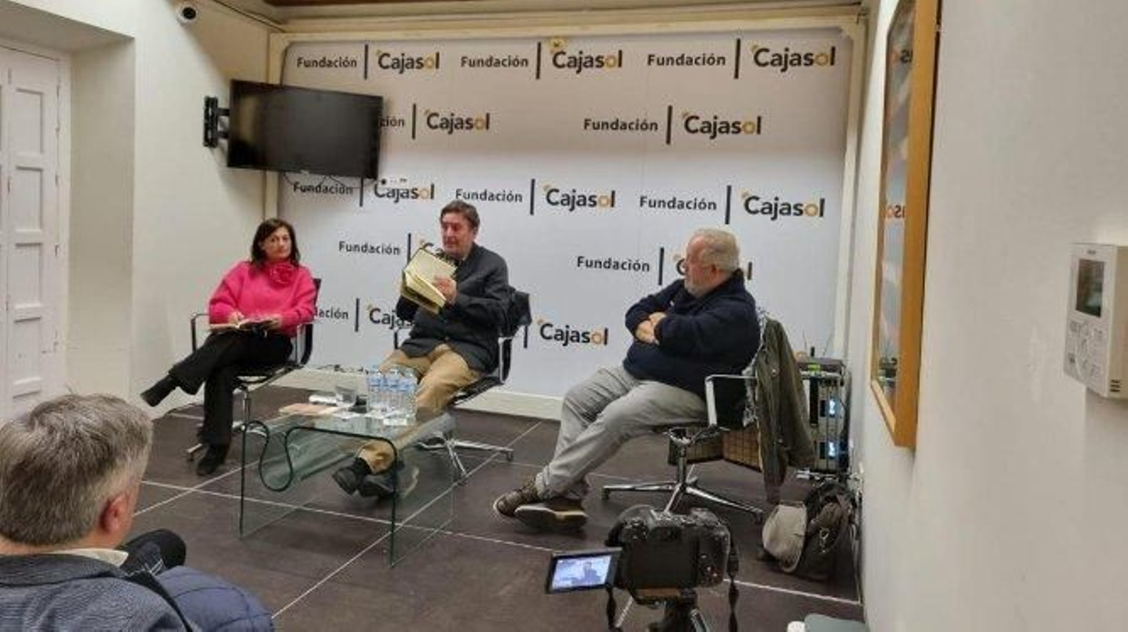Pepa Parra, Luis García Montero y Juan José Téllez, durante la presentación del libro de poemas.