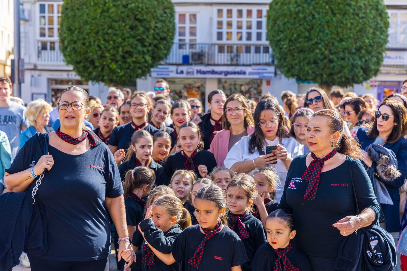 El flamenco toma la plaza del Rey: 'flashmob' de las academias de baile en San Fernando