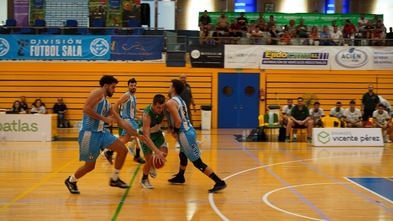 Un jugador del conjunto ejidense trata de irse de un rival durante el primer encuentro liguero.